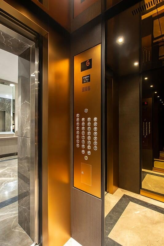 الفرق بين المصعد الكهربائي والهيدروليكي